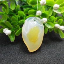 天然玉髓挂件 00189149