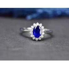 天然蓝宝石戒指，经典戴妃款，肉眼全净，火彩漂亮 925银精工镶嵌
